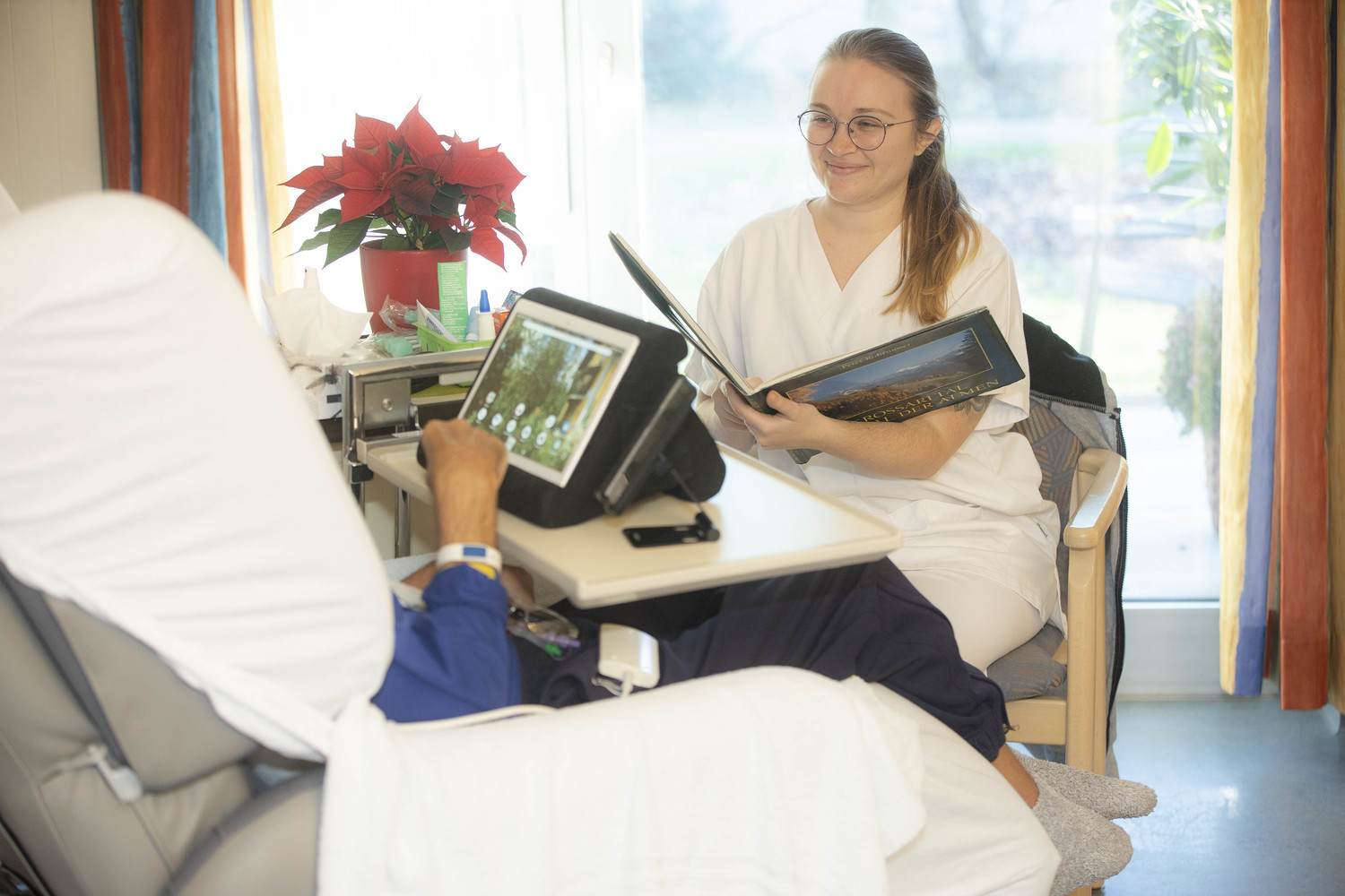 Hier sehen Sie eine Szene aus dem Pflegealltag