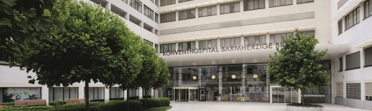 Konventhospital der Barmherzigen Brüder Linz / Foto Strobl Das Foto zeigt den Eingangsbereich des Konventhospital der Barmherzigen Brüder Linz