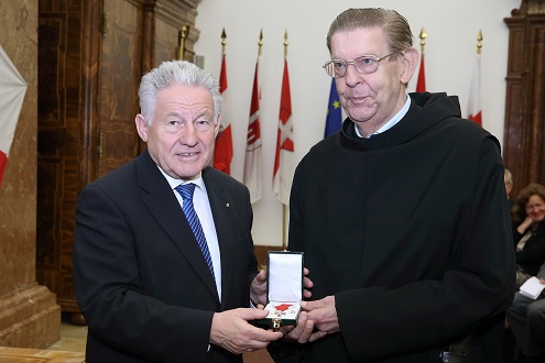 Das Bild zeigt Frater Engelbert und den damaligen LH Dr. Josef Pühringer bei der Verleihung des Goldenen Verdienstzeichen des Landes Oberösterreich im Jahr 2014.