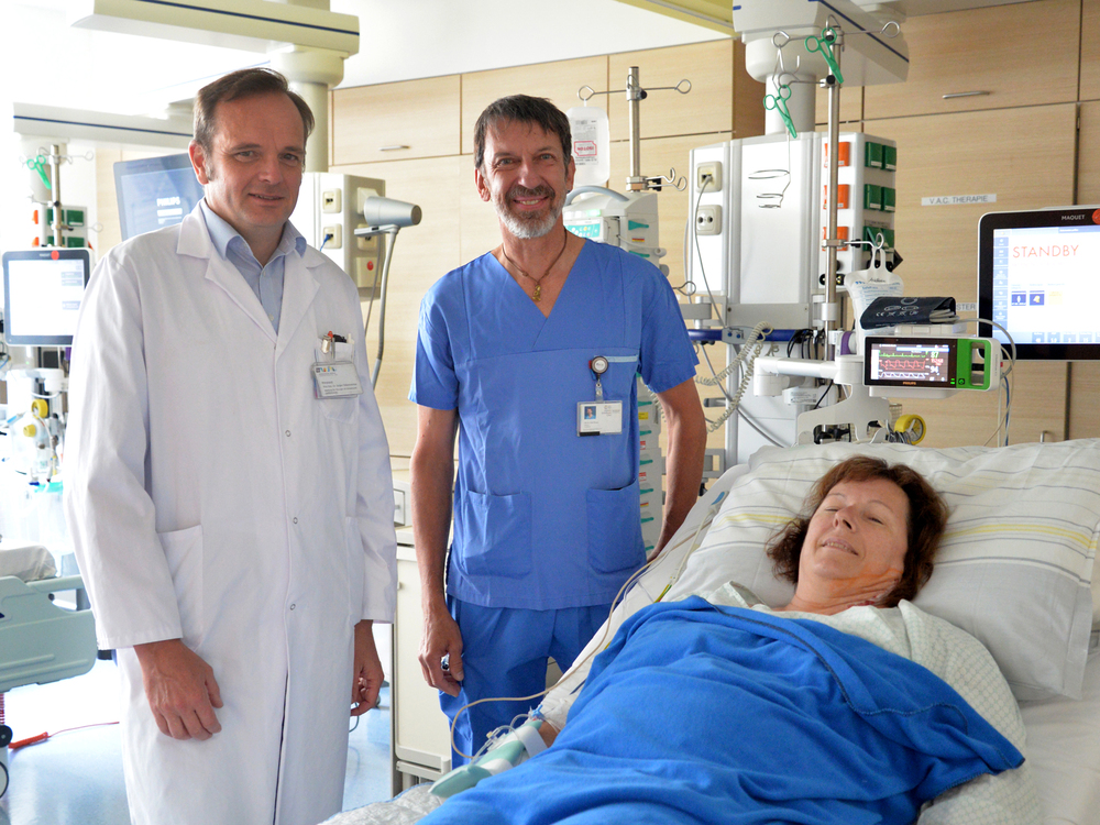 (v.l.n.r.) Primar Priv.-Doz. Dr. Jürgen Falkensammer, Abteilungsvorstand der Gefäßchirurgie am Krankenhaus der Barmherzigen Brüder Linz und Anästhesist OA Dr. Paul Braza mit der zweihundertsten Patientin, die heute an der Carotis in Regionalanästhesi