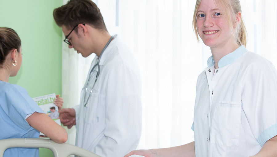 Praktikantin macht Betten