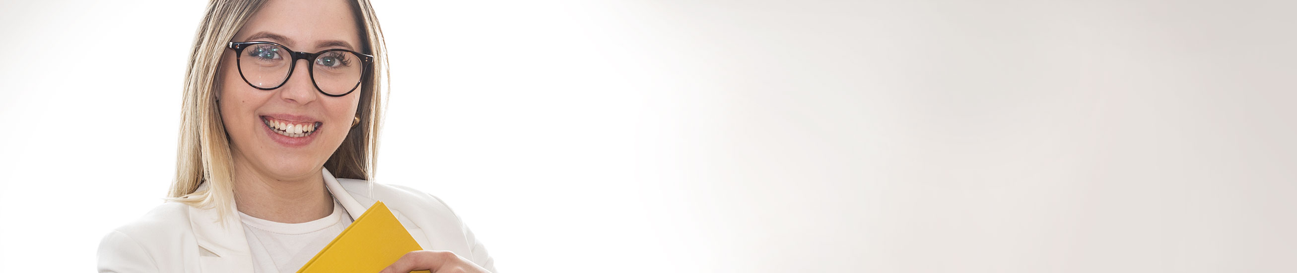 Das Bild zeigt eine Praktikantin.