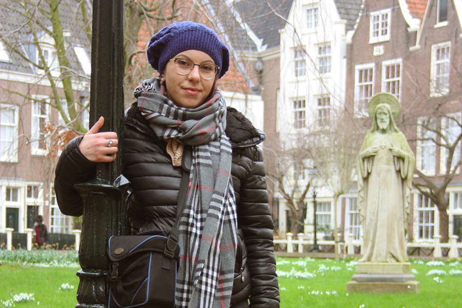 Die-Kunst-Spazieren-zu-gehen-Granatapfel-Jahrbuch-2023-Barmherzige-Brueder-900x600px / Clipdealer Das Bild zeigt eine Frau bei einem Stadtspaziergang.