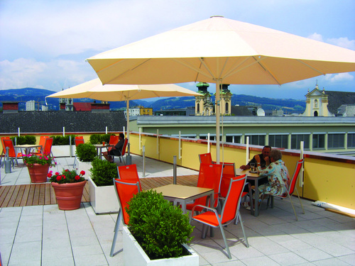 Die Terrasse des Buffet Granada im Krankenhaus der Barmherzigen Brüder Linz.