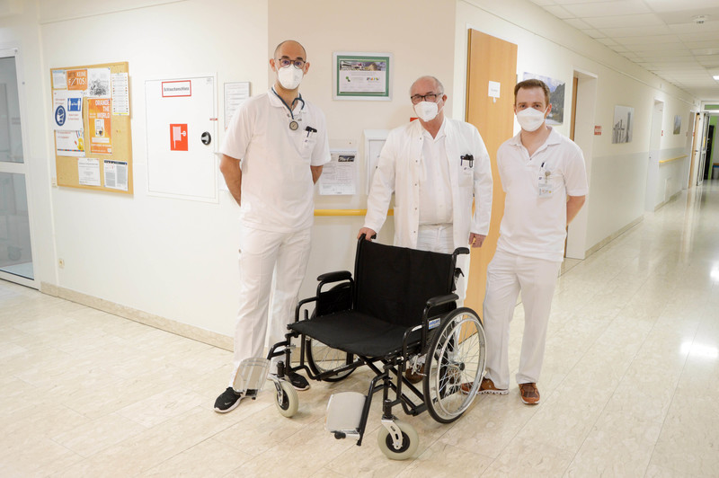  Mit dem Rollstuhl für Adipositas-PatientInnen zeigen sich v.l.n.r. Dr. Marco Franzoi, EOA Dr. Klaus Baumgartner und Dr. Raphael Edlinger auf der Chirurgie Ost am Krankenhaus der Barmherzigen Brüder St. Veit/Glan: Sie beschäftigten sich in den vergan