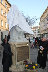 Enthüllung der neuen Statue des Ordensstifters, des hl. Johannes von Gott, am 8. März 2014. Anschließend wurde die Statue gesegnet, C: Krankenhaus der Barmherzigen Brüder Wien