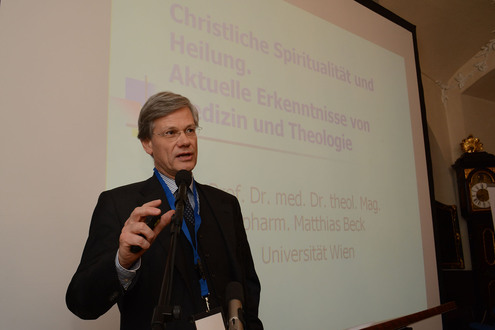 Univ.-Prof. DDr. Matthias Beck bei seinem Vortrag „Christliche Spiritualität und Heilung. Aktuelle Erkenntnisse von Medizin und Theologie“; C: Krankenhaus der Barmherzigen Brüder Wien