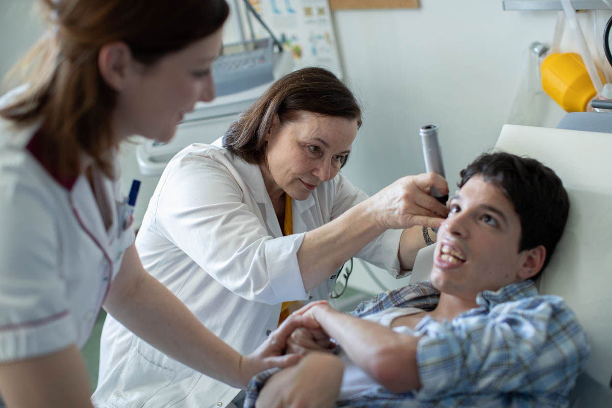 Frau Dr. Ehrentraud Roitner in einer Behandlungssituation im Institut für Inklusive Medizin.
