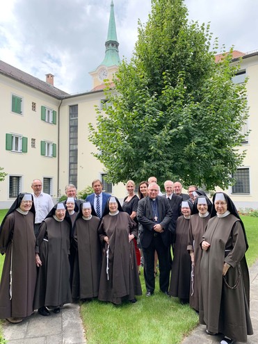 Bischof Dr. Werner Freistetter mit den Elisabethinenschwestern, der KH-Seelsorge und der Kollegialen Führung des EKH 