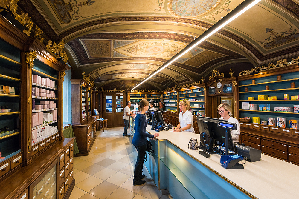 Zu sehen ist der Verkaufsraum, die Offizin, der Apotheke