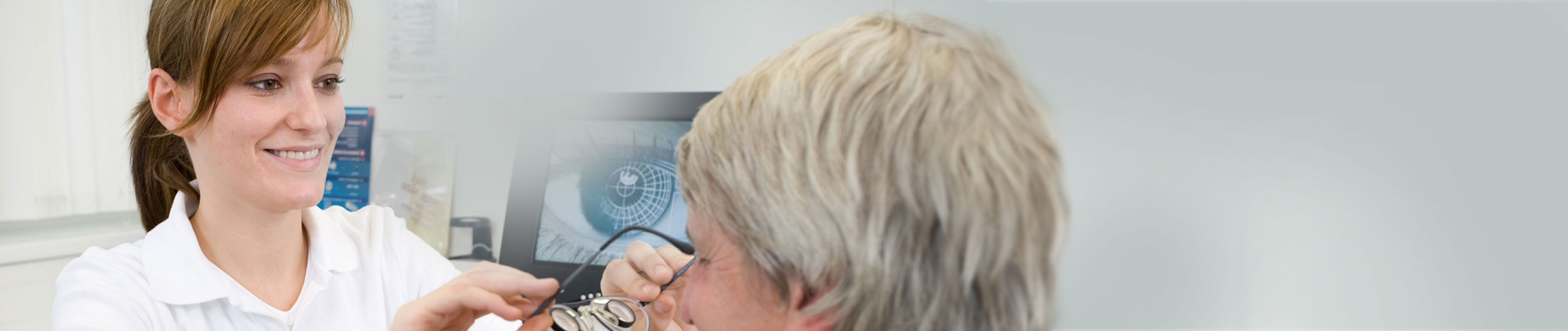 Das Bild zeigt eine Optikerin mit einem Patienten.