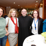 Frater Ambrosius mit Mitarbeitern des Wiener Brüderkrankenhauses