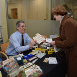 Auch die Pflegedirektorin Therese Lutnik holte sich die Briefmarke im Sonderpostamt.