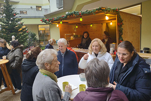 Darüber hinaus hat Direktorin Mag. Ruth Nadbath auch in diesem Jahr wieder eine Familienspende in der Höhe von € 1.000 vom Konvent der Barmherzigen Brüder Kritzendorf überreicht. Die Spende wurde an die Ortsvorsteherin Ingrid Pollauf weitergegeben un
