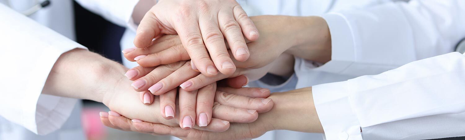 Das Bild zeigt Hände, die ineinander greifen.