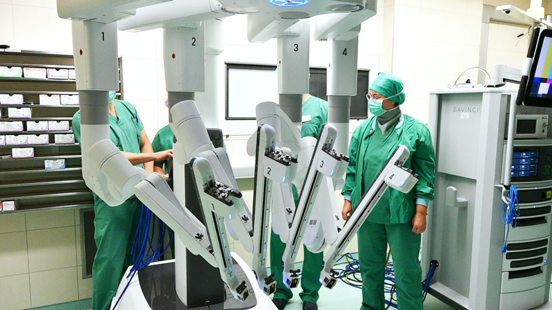 Operationsteam steht vor Operationsroboter / KH BB Eisenstadt Operationsteam steht vor Operationsroboter