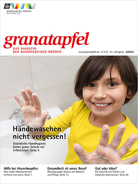 Das Bild zeigt das Cover des Granatapfel Magazins 5/2023 mit einem Mädchen beim Händewaschen.