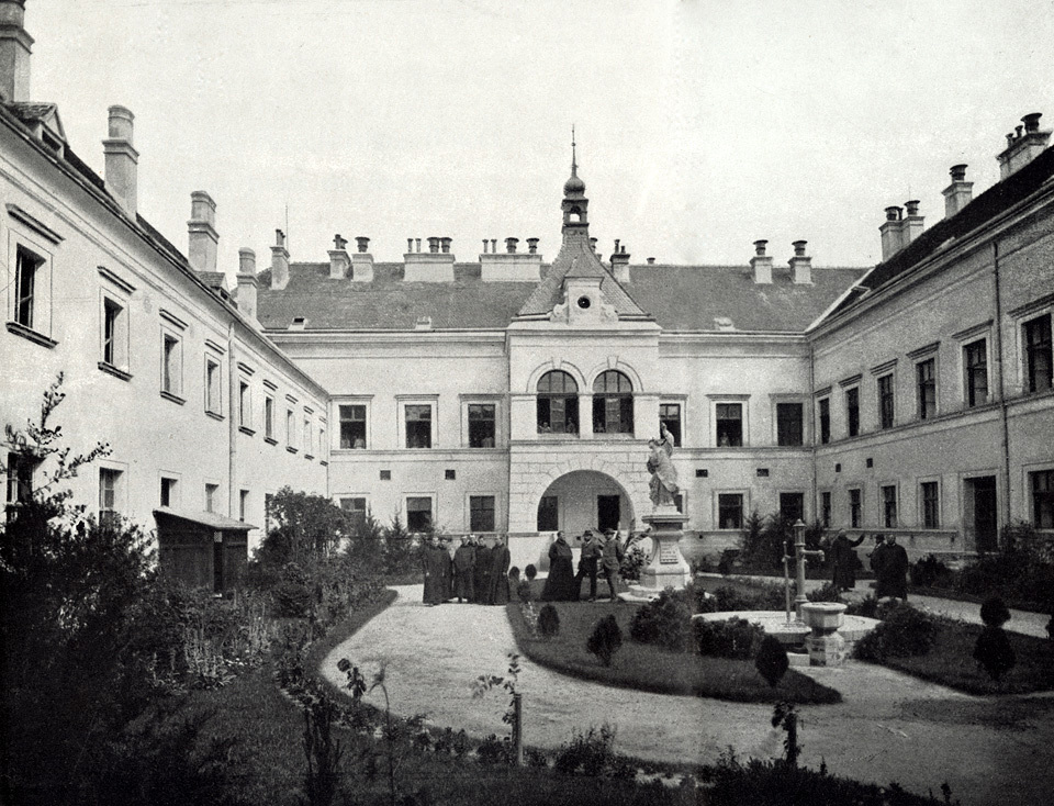 Innenhof des Krankenhauses in Feldsberg, um 1904 / Barmherzige Brüder Innenhof des Krankenhauses in Feldsberg, um 1904