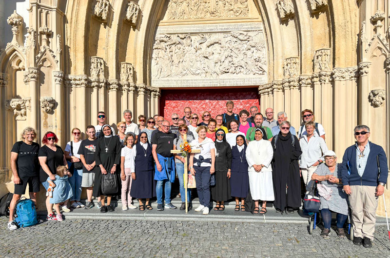 Wallfahrer vor der Basilika Mariazell / KHBB Eisenstadt Wallfahrer vor der Basilika Mariazell