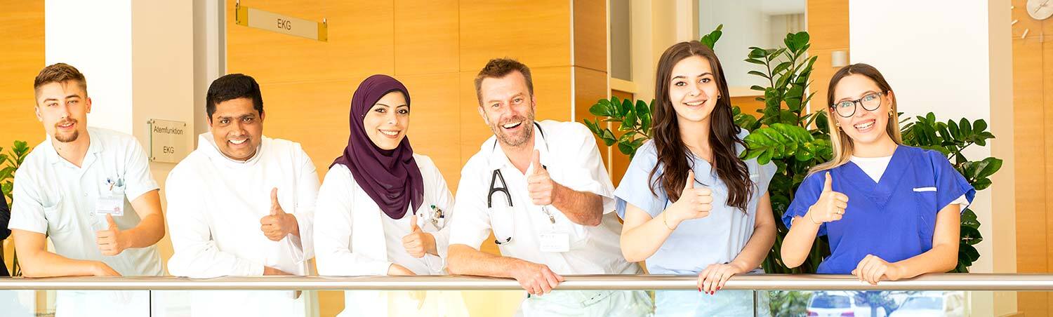 Das Bild zeigt Mitarbeitende unterschiedlichster Berufsgruppen.