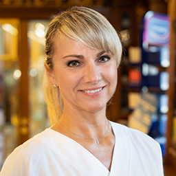 Ein Porträtfoto der Apothekenleitung Mag. pharm. Petra Riegler