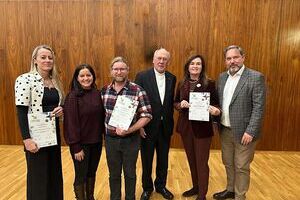 Auf dem Foto sind GF Mag. Michael Steiner, MAS (1.v.r.) und KD Mag. Dr. Elke Haber, MBA (2.v.r.) gemeinsam mit St. Pöltens Diözesanbischof Dr. Alois Schwarz sowie Vertretern der Einrichtungen Barmherzige Brüder Graz und der Lebenswelten Kainbach zu s