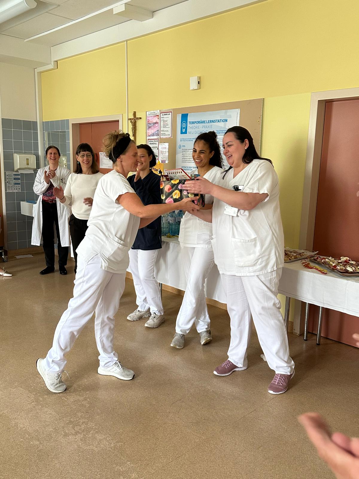Pflege-Student*innen beim üben von Bewegungsabfolgen