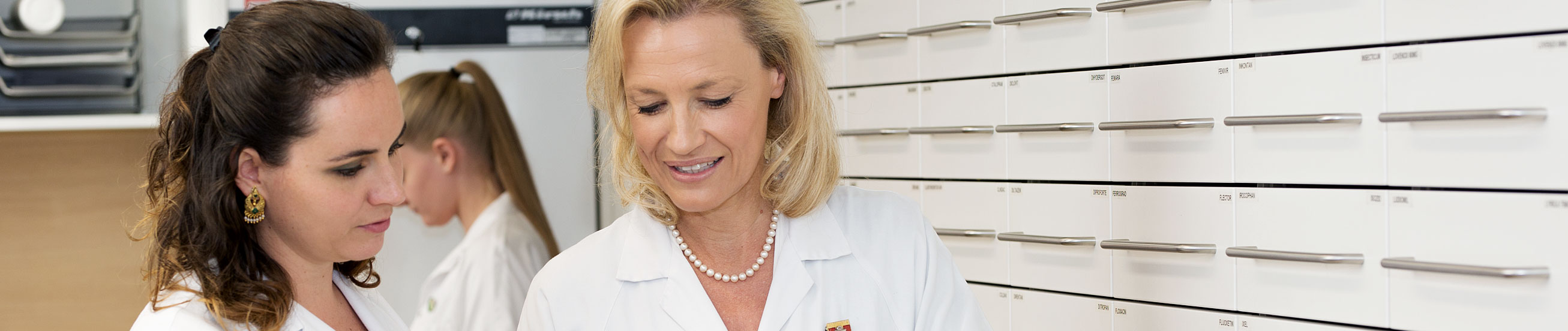 Das Bild zeigt Pharmazeutinnen in der Apotheke.