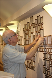 Dr. Peter Lahninger hat die Ordensstrasse entwickelt und designt - hier der Künstler beim Aufbau, C: Krankenhaus der Barmherzigen Brüder Wien