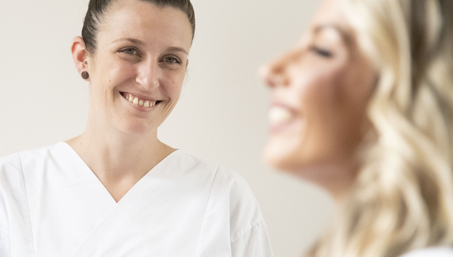 Zwei lächelnde Plfegerinnen