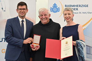 Frater Paulus Kohler (Mitte) erhält das Große Goldene Ehrenzeichen des Landes Kärnten.