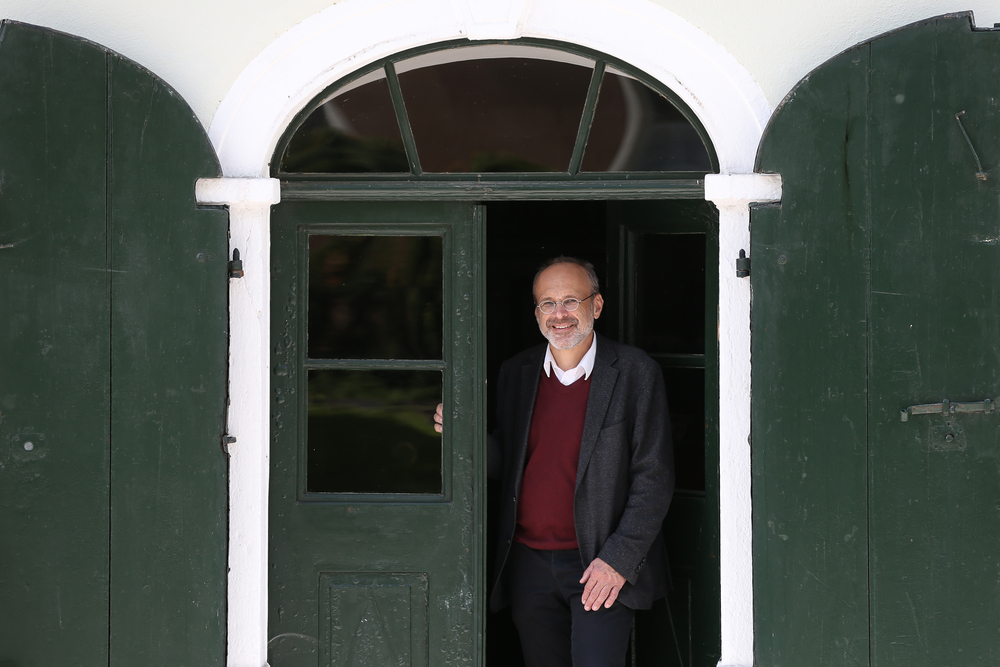 Dr. Fellinger öffnet eine Tür