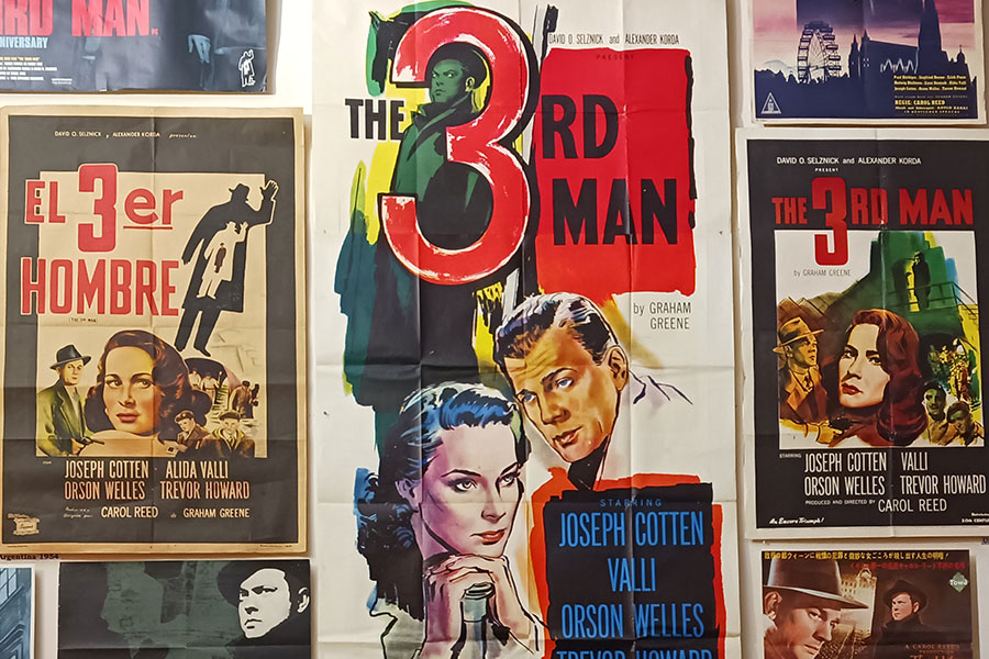 Stadt-als-Hauptdarstellerin-Granatapfel-Magazin-7-8-2023-Barmherzige-Brueder / Barmherzige Brüder/Granatapfel Das Bild zeigt Filmplakate aus dem '3. Mann Museum' in Wien.