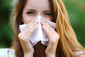Junge Frau leidet an Pollenallergie