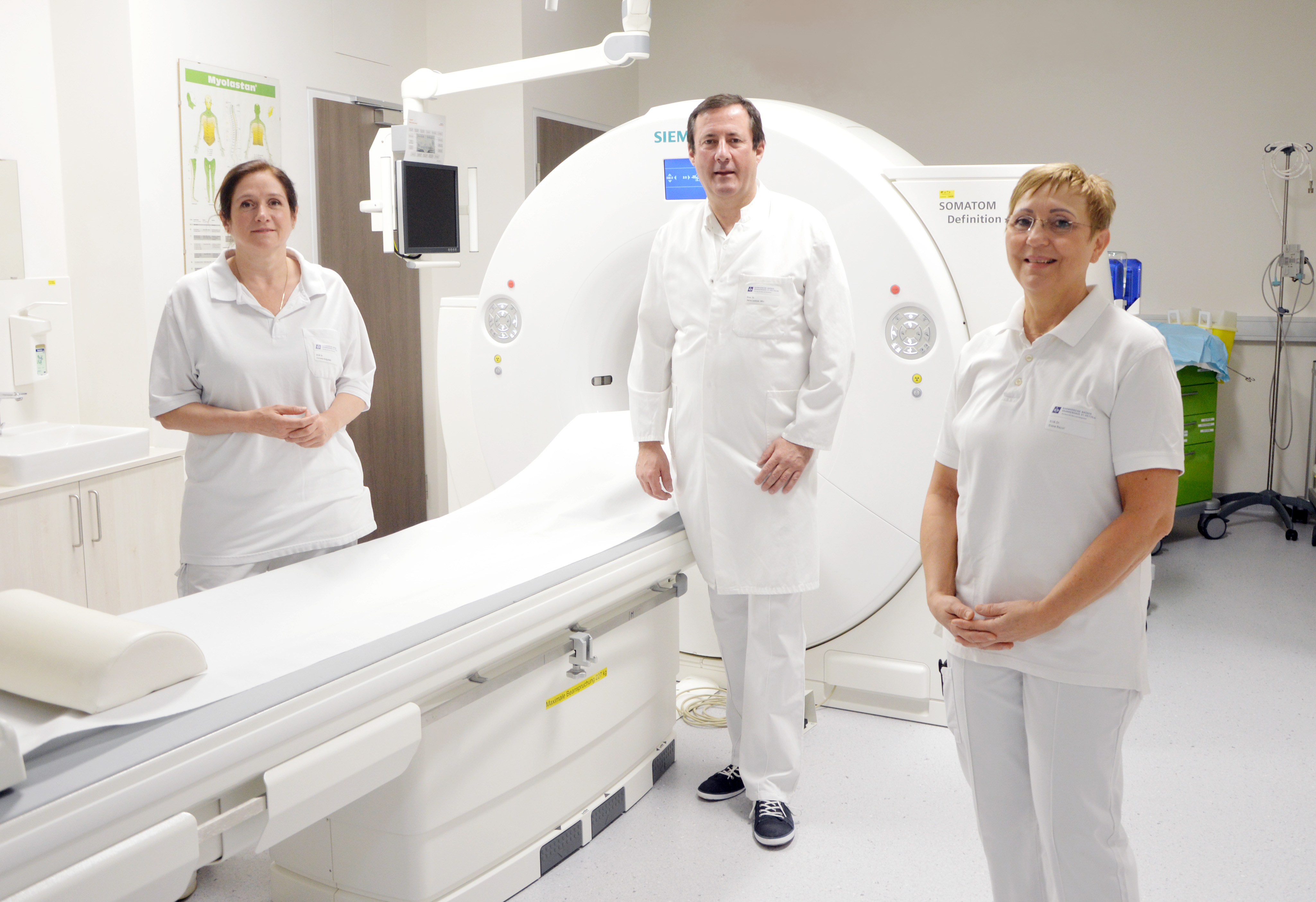 Vom Netzwerk der radiologischen SpezialistInnen rund um EOÄ Dr. Cornelia Kolig-Nöth, Institutsvorstand Prim. Dr. Heinz Lackner, MSc und EOÄ Dr. Elvira Bajzat (rechts) profitieren die PatientInnen im Krankenhaus der Barmherzigen Brüder St. Veit und im