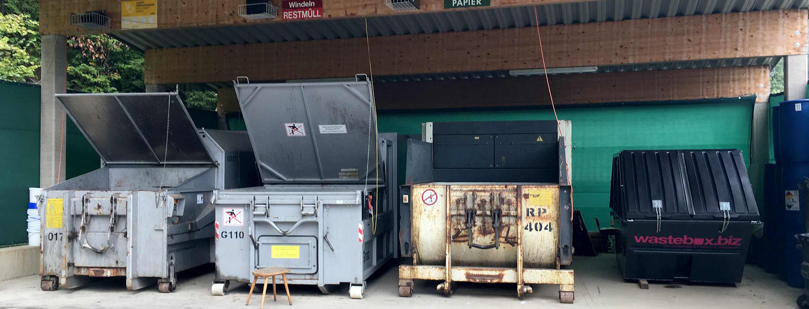 Das Bild zeigt die Mülltrennung im 'Wirtschaftshof'.
