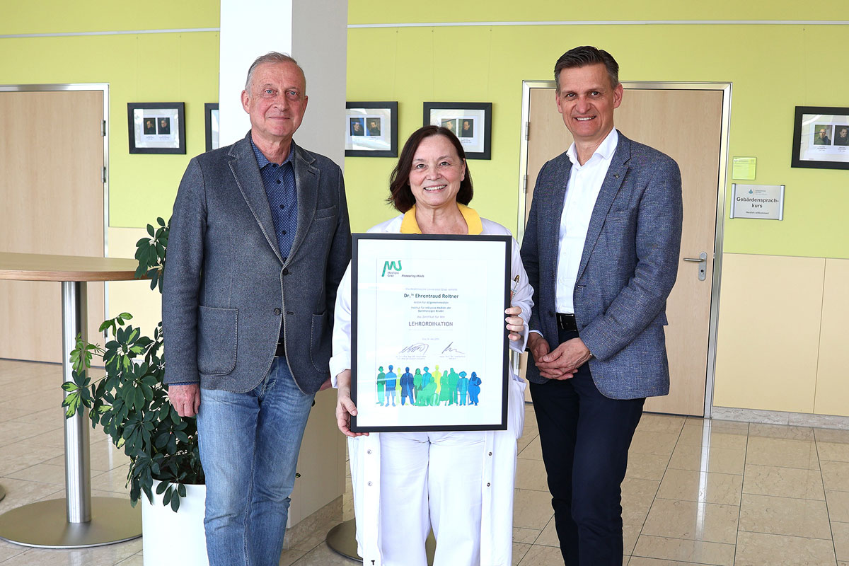 Dr. Friedrich Rous, Dr. Ehrentraud Roitner und Mag. Frank Prassl, MBA präsentieren das Zertifikat der Medizinischen Universität Graz.
