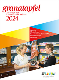 Das Bild zeigt das Titelbild des Granatapel Jahrbuchs 2024, mit einem Beratungsgespräch in einer Apotheke.