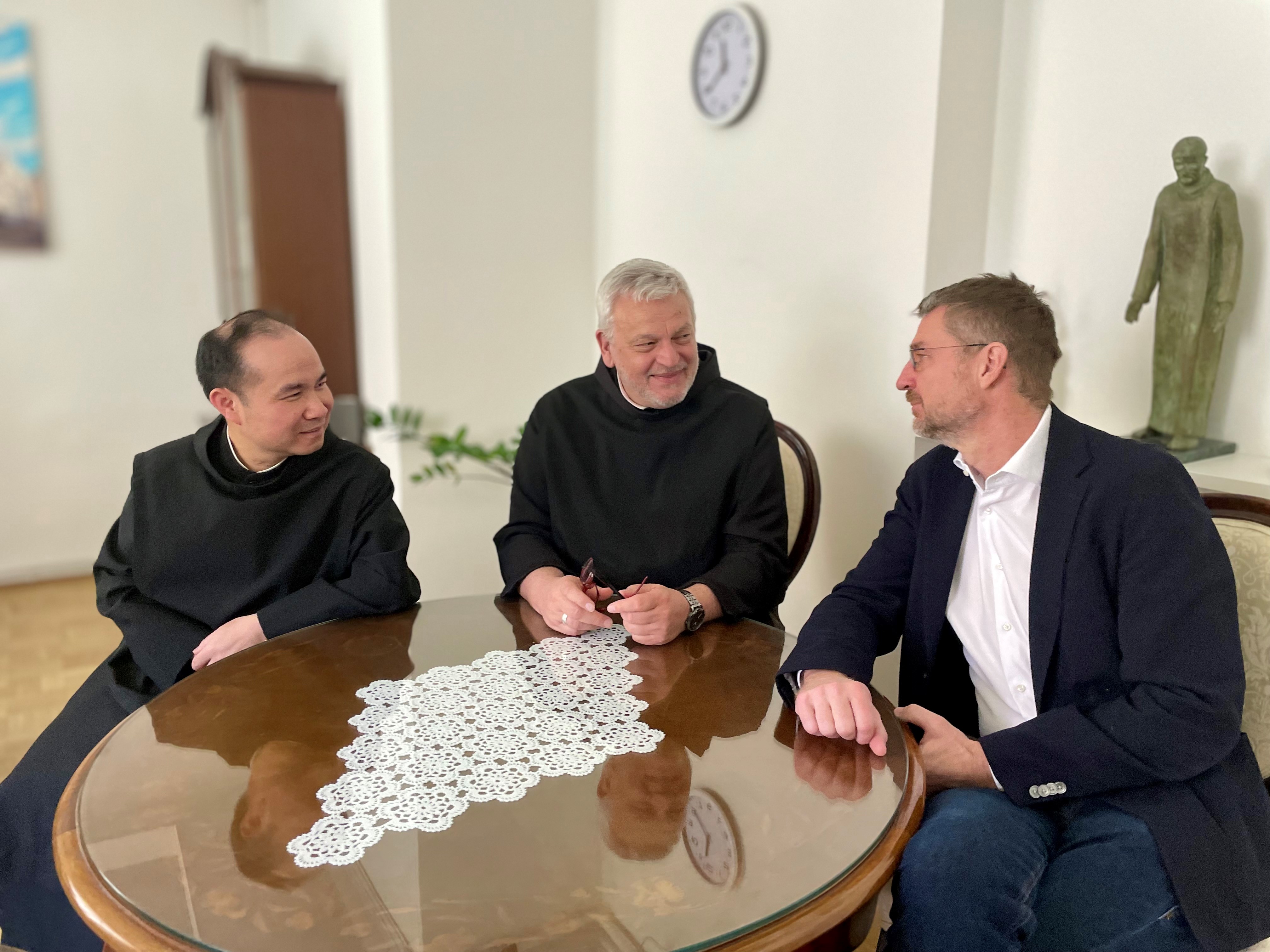 Prior Antonius Nguyen , Provinzial Rudolf Knopp und Gesamtleiter Oliver Szmej / Barmherzige Brüder Prior Antonius Nguyen , Provinzial Rudolf Knopp und Gesamtleiter Oliver Szmej