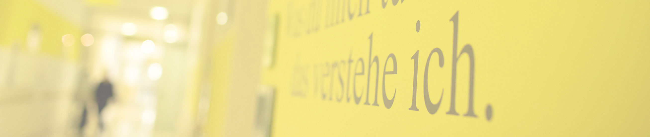 Das Bild zeigt eine Gangsituation mit Spruch an der Wand