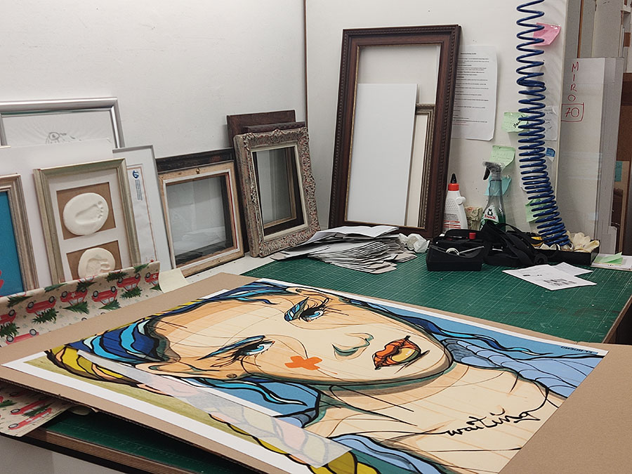 Kein Bild ohne Rahmen-Granatapfel-Magazin-03-2024-Barmherzige-Brueder(c)_erben / Erben Das Foto zeigt ein Bild und verschiedene Rahmen.