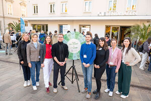 Gruppenfoto aller am Projekt beteiligten Partner:innen