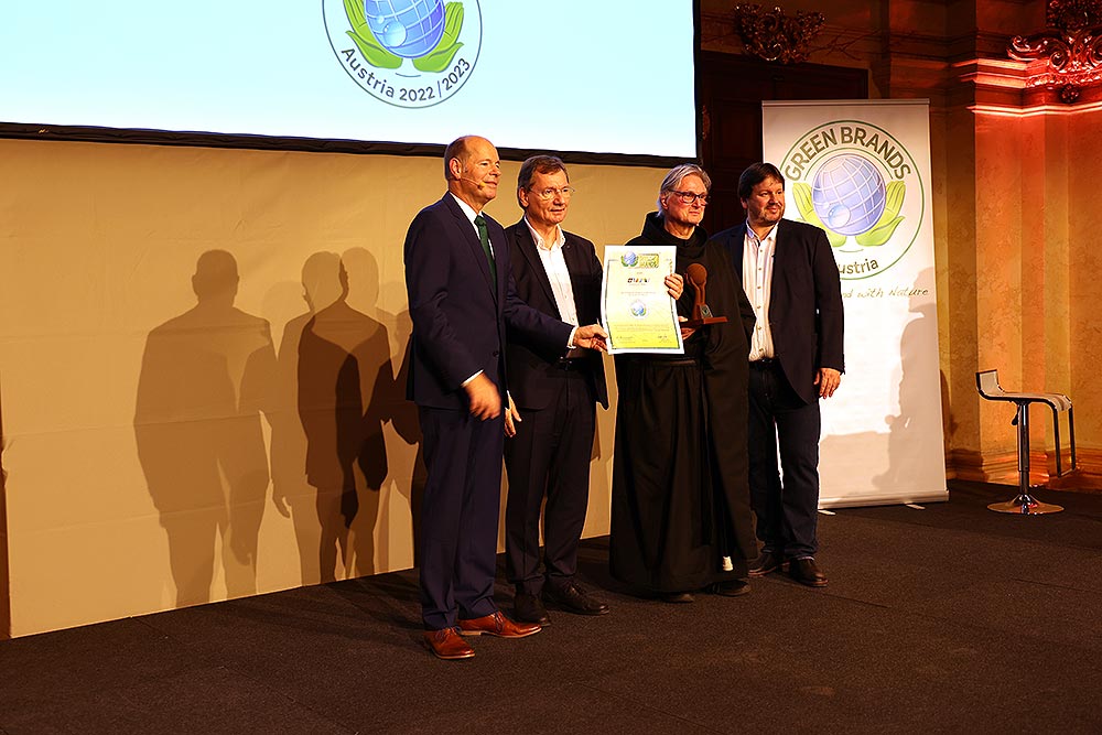 Überreichung der Urkunde: Norbert Lux (Green Brands), Dir. Adolf Inzinger (Gesamtleiter der Österreichischen Ordensprovinz, CEO), Frater Daniel Katzenschläger OH (Mitglied der Provinzleitung der Ordensprovinz) und Peter Lieber (Präsident des Österrei / Barmherzige Brüder Überreichung der Urkunde: Norbert Lux (Green Brands), Dir. Adolf Inzinger (Gesamtleiter der Österreichischen Ordensprovinz, CEO), Frater Daniel Katzenschläger OH (Mitglied der Provinzleitung der Ordensprovinz) und Peter Lieber (Präsident des Österrei