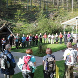 Hier jene, die zu Fuß nach Mariazell gingen, bei einem Gebet.