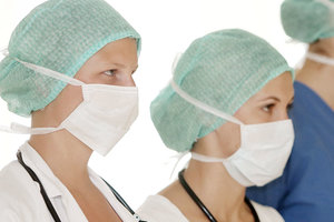 Mitarbeiterinnen im Krankenhaus mit Mund-Nasen-Schutz
