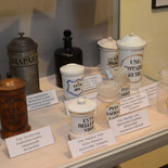 Vitrine mit Exponaten.