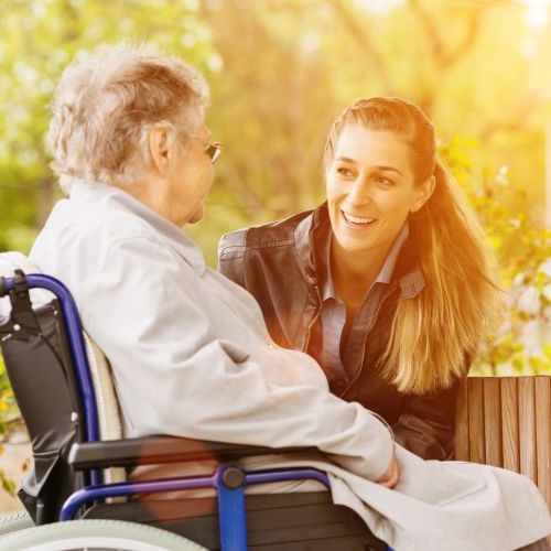 woman visiting grandmother in nursing home / Kzenon - Fotolia Young woman is visiting her grandmother in nursing home