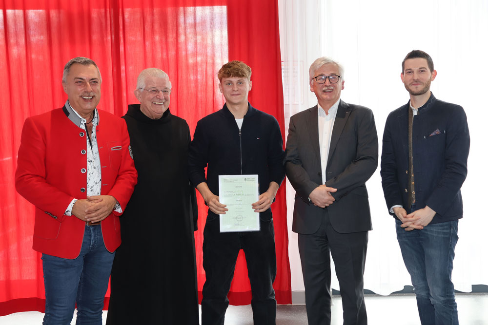 Zeugnisübergabe / Barmherzige Brüder Gruppenfoto bei der Zeugnisübergabe