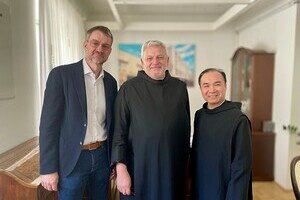 Gesamtleiter Oliver Szmej, Provinzial Rudolf Knopp und Prior Antonius Nguyen