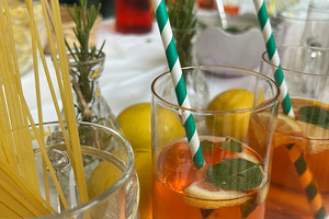 Aperol Spritz im Glas mit Strohhalm